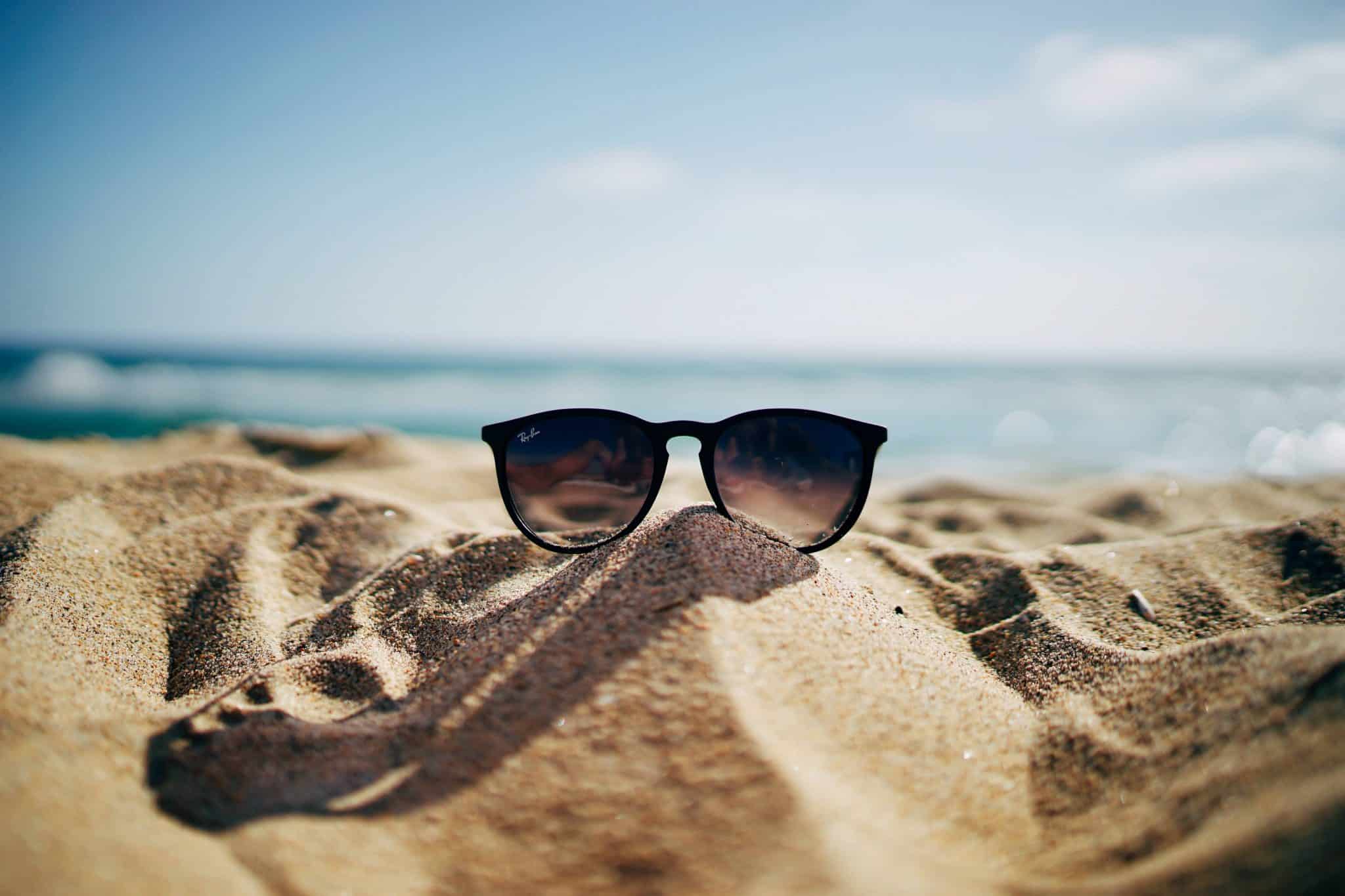 Bild på solglasögon på en strand